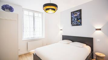 2 Schlafzimmer, Schreibtisch, Bügeleisen/Bügelbrett, Reisekinderbett