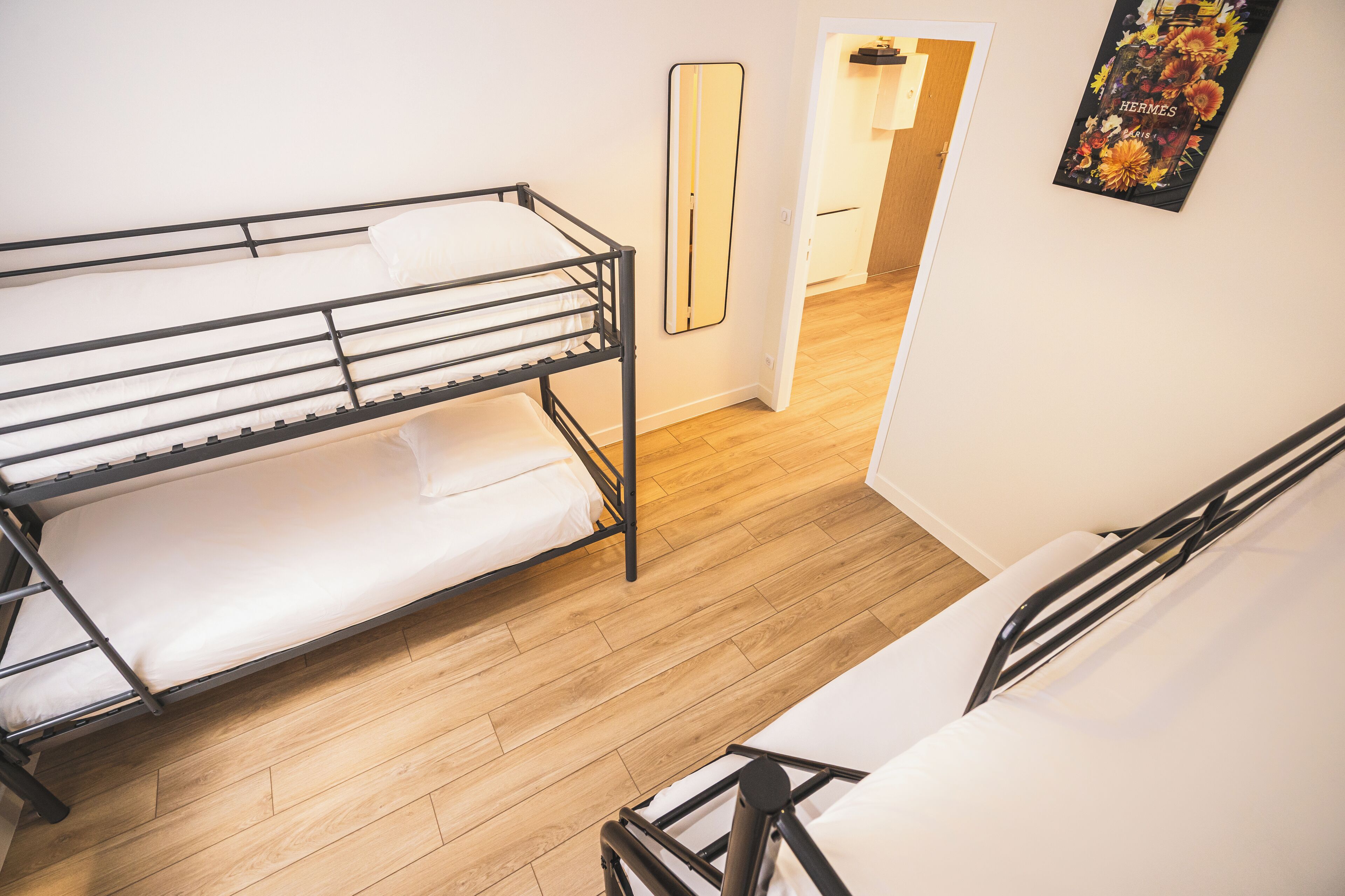 2 chambres, bureau, fer et planche à repasser, lit parapluie