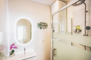 Douche, séchoir à cheveux, serviettes fournies, savon