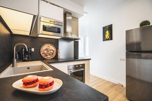 Geladeira, micro-ondas, fogão, cooktop