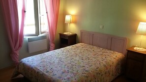 2 bedrooms, iron/ironing board - House in the countryside, with large expanses of woods and fields. (Goujounac)