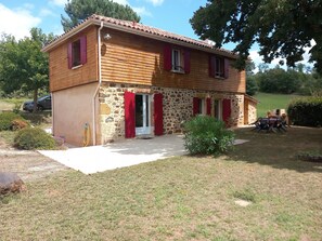 Exterior - House in the countryside, with large expanses of woods and fields. (Goujounac)