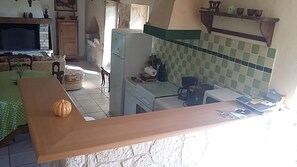 Een koelkast, een microgolfoven, een oven, een vaatwasser