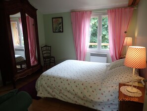 2 bedrooms, iron/ironing board