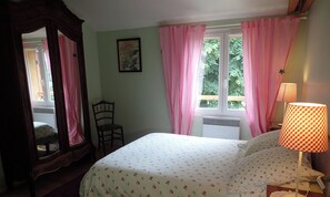 2 bedrooms, iron/ironing board