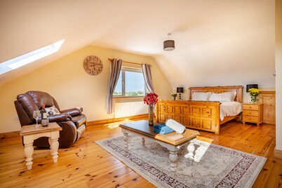 BROWNSTOWN LODGE - Fishing Lodge & Country House with lake view and secluded location