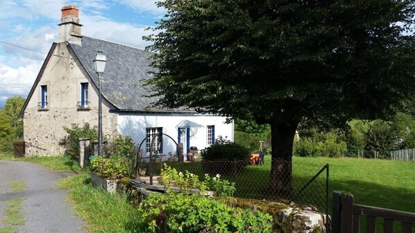 Exterior -   Gîte du Puy l'Abbé.cantal (Sauvat)