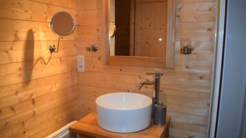 Sèche-cheveux, serviettes fournies