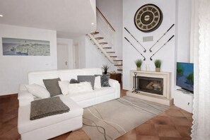Smart TV, fireplace
