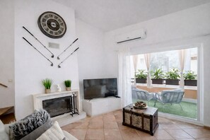 Smart TV, fireplace