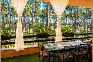 Covered terrace with golf and pine view