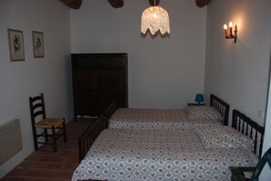 2 quartos, ferros/tábuas de passar roupa, Wi-Fi, roupa de cama