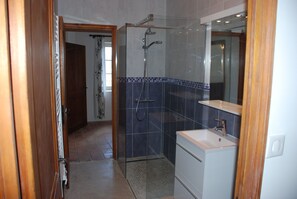 Douche, séchoir à cheveux, serviettes fournies