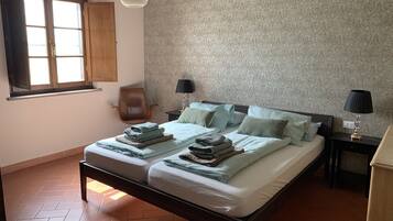 3 slaapkamers, een strijkplank/strijkijzer, reisbedje, gratis wifi