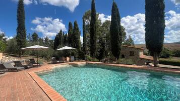 Een verwarmd zwembad