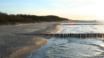 Vlak bij het strand, ligstoelen aan het strand