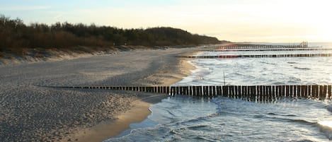 Vlak bij het strand, ligstoelen aan het strand