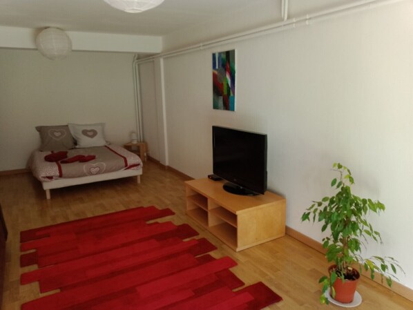 1 habitación, tabla de planchar con plancha, wifi gratis y ropa de cama 