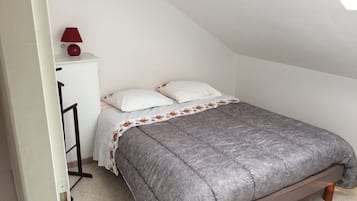 3 bedrooms, iron/ironing board, travel cot, free WiFi