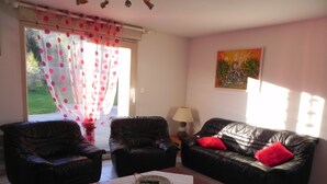 A living room with two leather sofas, a coffee table, a lamp, and a painting on the wall.