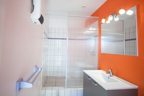 Shower, toilet paper - HOUSE 8 - Large Terrace, garden furniture, beautiful view, swimming pool, entertainment throughout (Montréal)