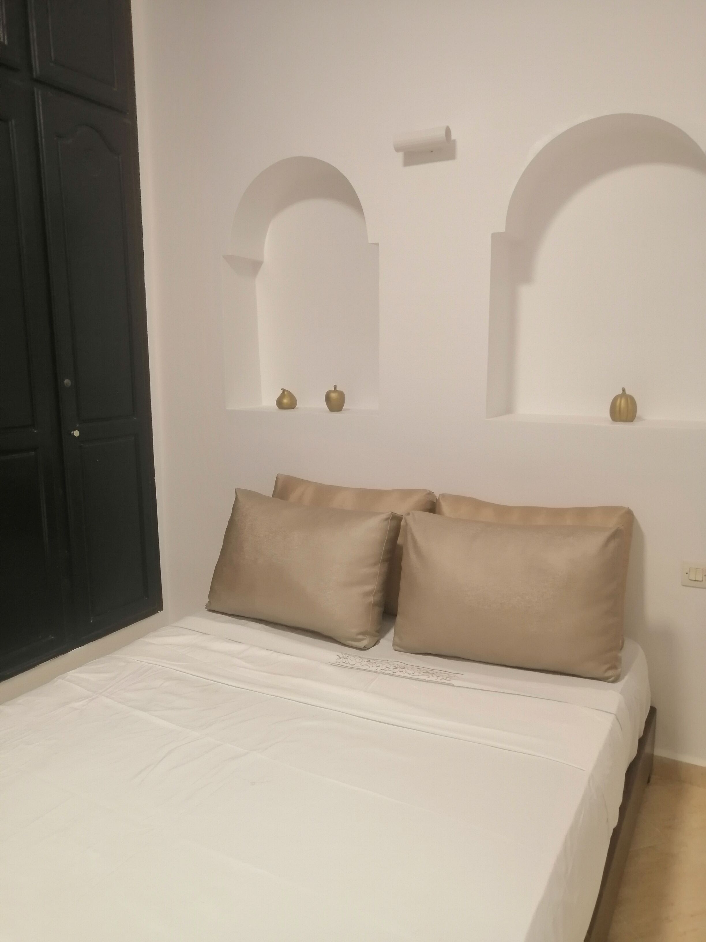 1 dormitorio, tabla de planchar con plancha, wifi y ropa de cama