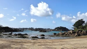 A beach with large rocks and a clear sky. -  ENEZ BREHAT, Residence LE PORT, marina, Your balcony on the Port, (Perros-Guirec)