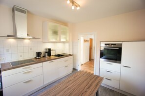 Kühlschrank, Ofen, Herdplatte, Geschirrspüler