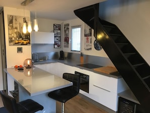 Fridge, microwave, oven, stovetop - HOUSE WITH SWIMMING POOL IN GOLF 18 HOLES (Montboucher-sur-Jabron)