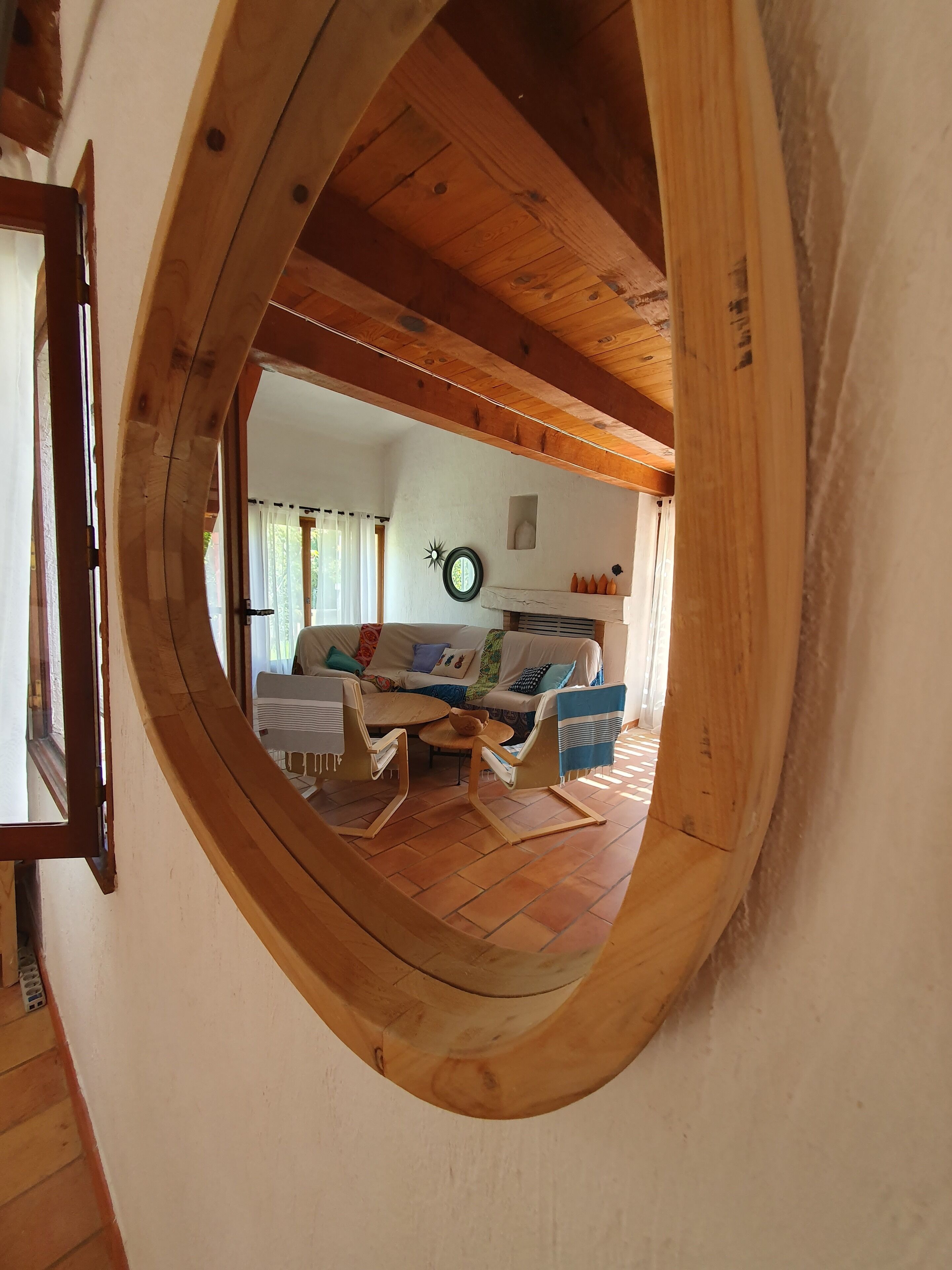 Una sala de estar acogedora con techo de madera, un conjunto de sofá y una mesita.