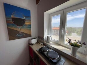 Køleskab, ovn, kogeplade, kaffe-/temaskine