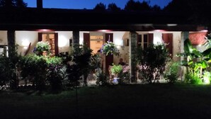 A two-story building with a covered patio area, surrounded by greenery and plants. - Apartment between the Atlantic Ocean, vineyards and "Mirabelle" pine forests (Brach)