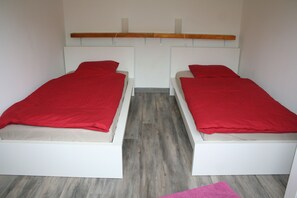 2 soverom, skrivebord, strykejern/-brett og reiseseng for barn