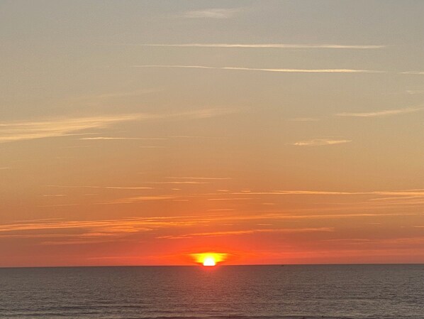 A sunset over the ocean with a clear sky. - Apartment between the Atlantic Ocean, vineyards and "Mirabelle" pine forests (Brach)