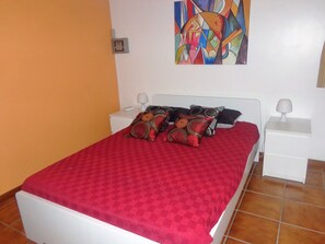 2 chambres, fer et planche à repasser, Wi-Fi, draps fournis