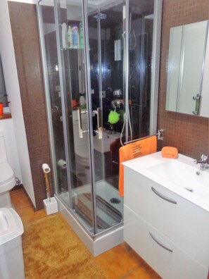 Dusche, Haartrockner, Handtücher