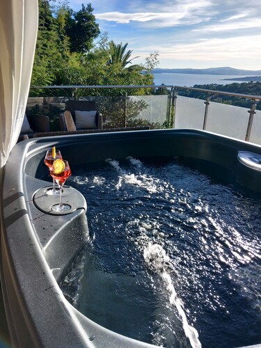 Golfe de St Tropez : Grande villa +piscine + jacuzzi. Idéale pour famille.