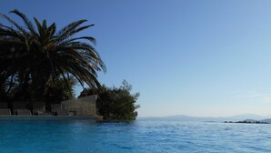 A swimming pool with lounge chairs and palm trees. - wonderful allround view  on S. Tropez bay (Roquebrune-Sur-Argens)