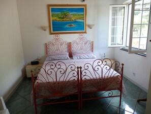 2 slaapkamers, een strijkplank/strijkijzer