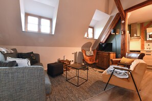 Televisión de pantalla plana, reproductor de DVD y libros 