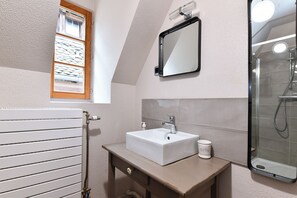 Dusche, Haartrockner, Handtücher