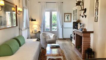 TV connectée, lecteur de DVD, table de tennis de table, livres