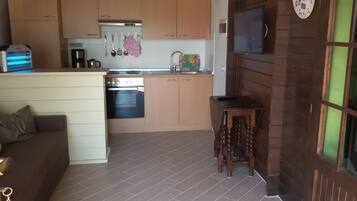 Réfrigérateur, four, plaque de cuisson, cafetiÚre/bouilloire