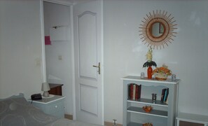 1 chambre, fer et planche à repasser, lit parapluie, Wi-Fi gratuit