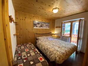 2 dormitorios, tabla de planchar con plancha, ropa de cama