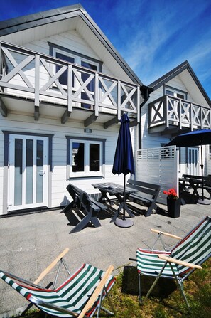 Outdoor dining - The newly built "White Cottage Lux", Grzybowo in Um Kolberg, 1-6 persons (Grzybowo)