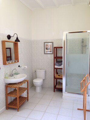Douche, serviettes fournies