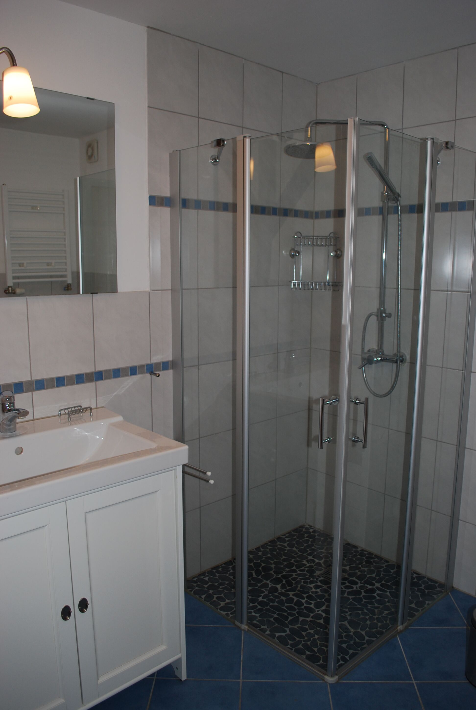 Een douche, een haardroger, handdoeken