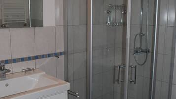 Een douche, een haardroger, handdoeken