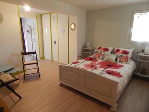 1 bedroom, internet, bed sheets - bed and breakfast in the setting sun  (Lamonzie-Saint-Martin)